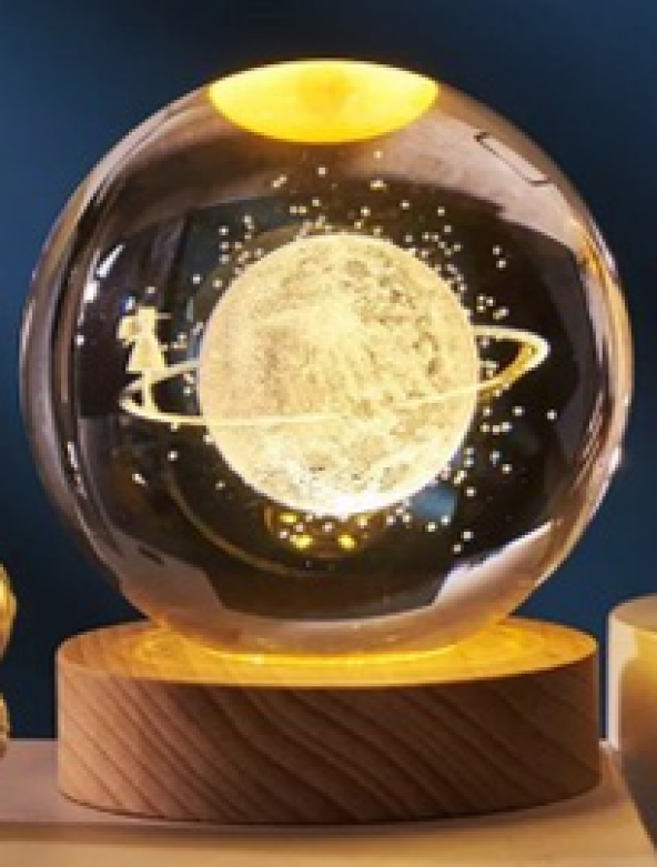 Dekoratif Satürn Kız Tasarımlı Ahşap Altlıklı Işıklı Cam Küre Büyük Boy Cam:8cm Ahşap:2cm