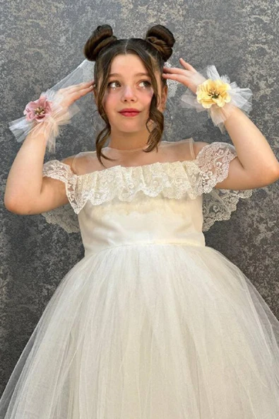 Kız Çocuk Yakası Transparan Omzu Açık Göğsü ve Kolları Güpür İşlemeli Beyaz Abiye - Resim 3