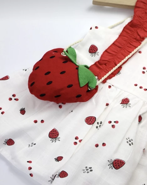 Kız Bebek Keten Fırfır Askılı Çilek Model Elbise ve Sahte Çilek Modelli Çanta Takımı - 5