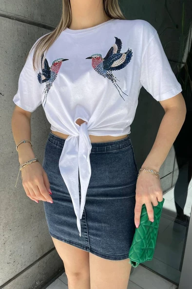 Baskılı Basic Bisiklet Yaka Bağlamalı Kuş İşlemeli T-Shirt Büzgü Detaylı Önü Kuş İşlemeli