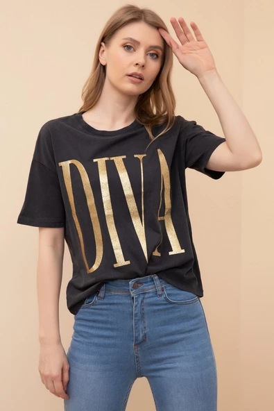 Kadın Füme Renk Pamuklu Bisiklet Yaka Diva Baskılı Kısa Kollu T-shirt