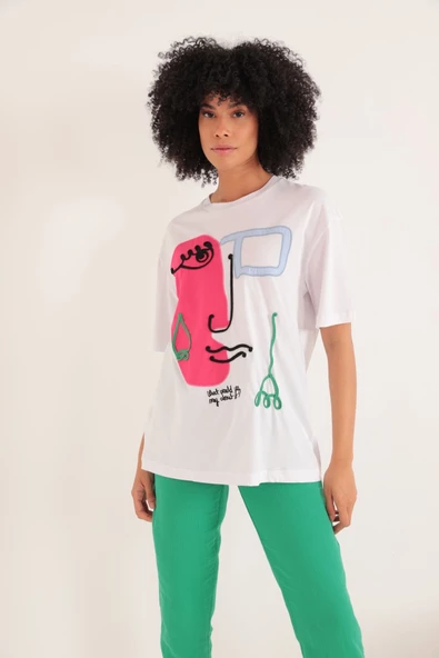 Kadın Beyaz Renk Süprem Kumaş Süzine Nakışlı Bisiklet Yaka Oversize Tişört - 3