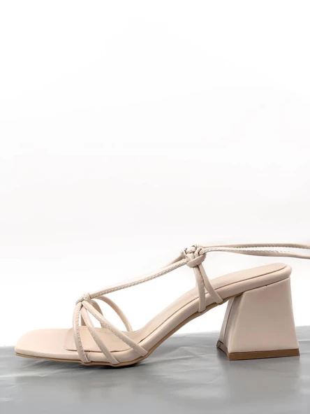 Basskan Bej Moys İpli Alçak Topuk Sandalet ürün görseli