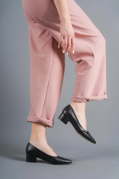 BAYAN SİYAH VENN CİLT ÇAPRAZ TOKA DETAYLI SİVRİ BURUN ALÇAK TOPUK - Resim 2