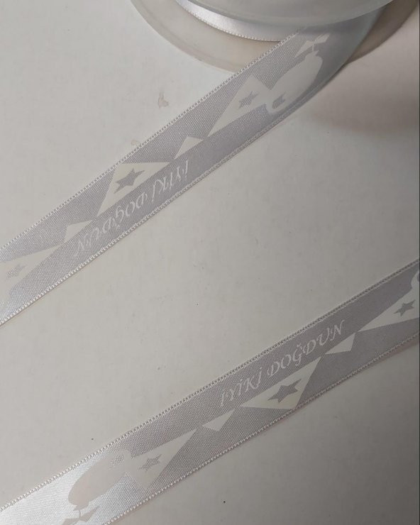 KURDELE SATEN İYİKİ DOĞDUN BEYAZ ÜZERİ BEYAZ BALONLU