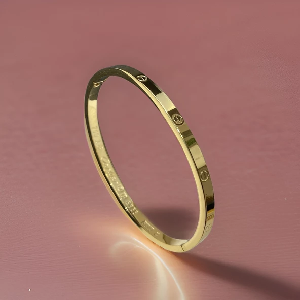 Elegan ve Işıltılı: Parlak Altın Renk Cartier Model Çelik Kelepçe Bileklik - Lüks ve Zarafet
