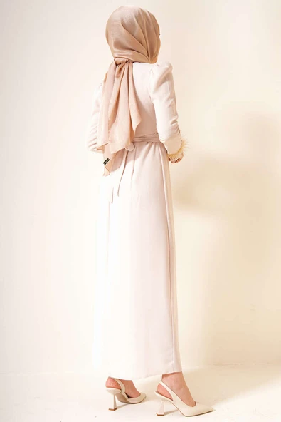 Kol Ucu Tüylü Kemerli Elbise Bej - Resim 3