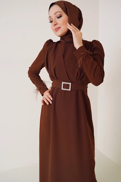 Kol Ucu Tüylü Kemerli Elbise Kahve - Resim 2