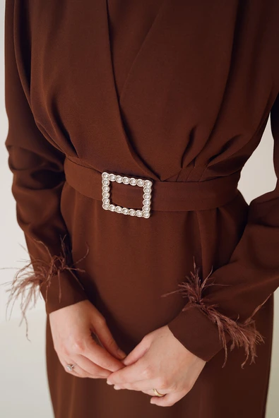 Kol Ucu Tüylü Kemerli Elbise Kahve - Resim 4