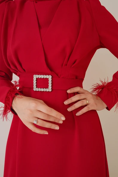 Kol Ucu Tüylü Kemerli Elbise Kırmızı - Resim 4