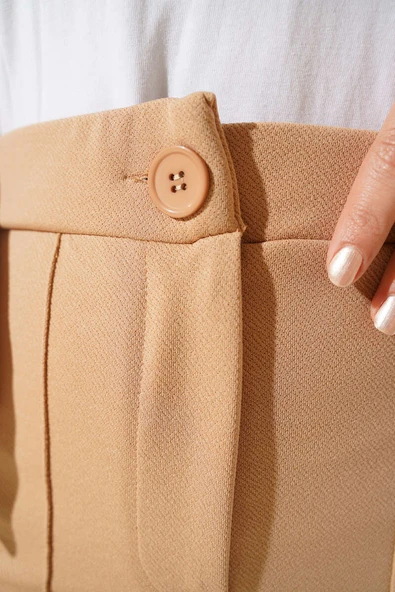 Tek Düğmeli Çımalı Pantolon Latte - Resim 4