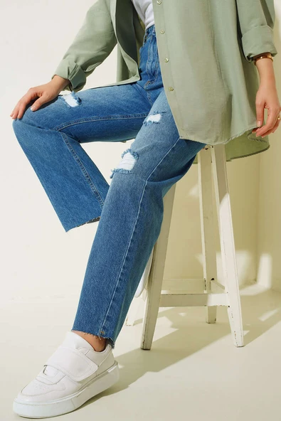 Yırtık Detaylı Paçası Kesik Kot Mavisi Pantolon ürün görseli 1