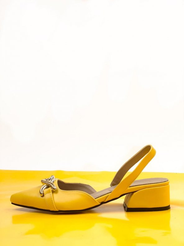 Basskan Bere Sarı Tokalı Sivri Burun Sandalet Terlik Alçak Topuk