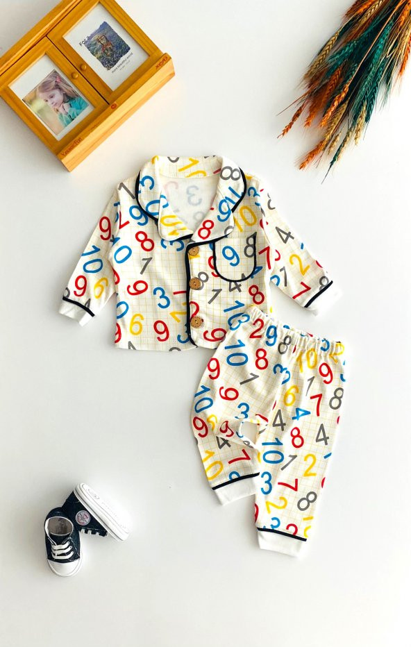 Neşeli Bebekler Rakam Baskılı Önden Düğmeli Cepli Pijama Takımı