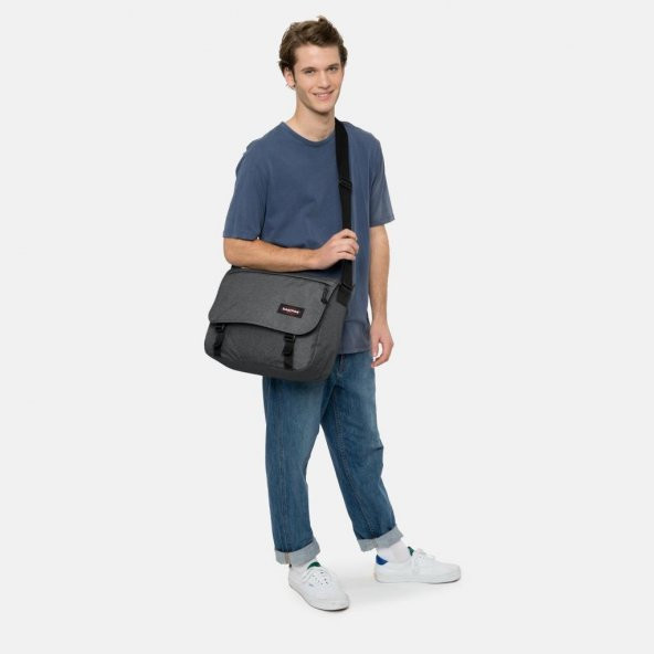 Eastpak Delegate+ Omuz Askılı Postacı Çantası Füme EK00026E77H1 - 2