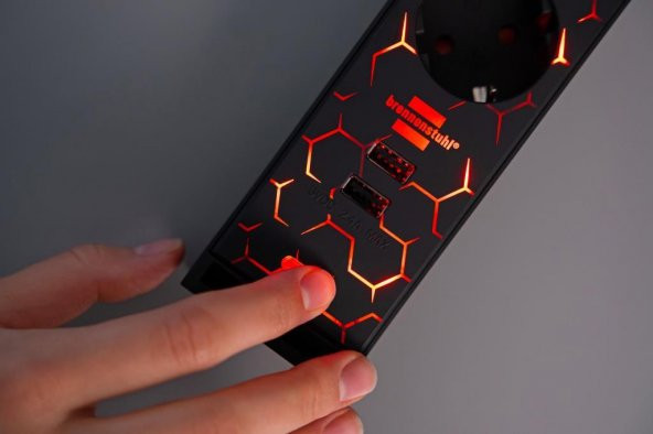 Brennenstuhl Oyuncu Serisi 5 Renk LED Aydınlatmalı ve Renk Değiştirme Modlu 2 USB li 5 Soketli 1.5 Metre Priz - 5