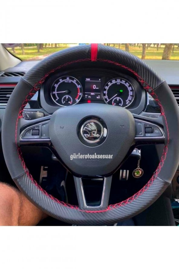 Skoda Scala Uyumlu Dikmeli Direksiyon Kılıfı Alkantra Karbon Kırmızı Yüzüklü ürün görseli 1