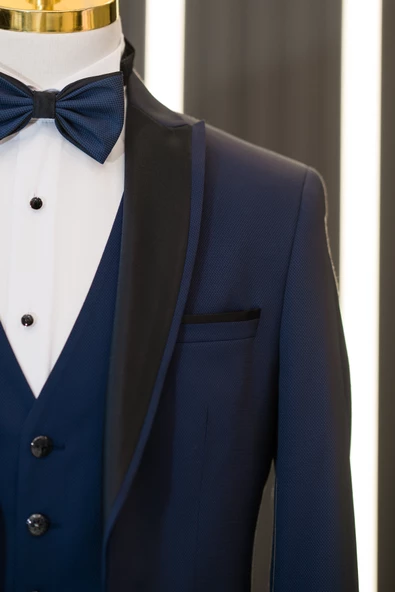Slimfit Armürlü Sivri Çıkmalı Yaka Yelekli Papyonlu Smokin Takım Elbise - 3