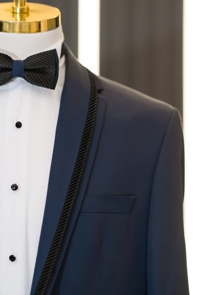 Regular Fit Düz Parlak Kumaş Şal Yaka (Yaka Çıkmalı) Kuşaklı Papyonlu Smokin Takım Elbise - 3