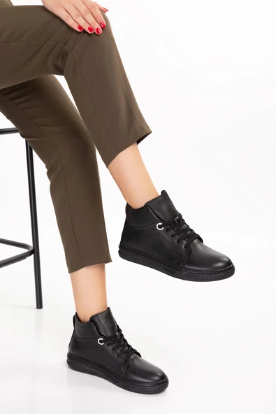 Artı-Artı001-1303 Hakiki Deri Ortopedik  Kadın Siyah Bağcıklı Bot ürün görseli