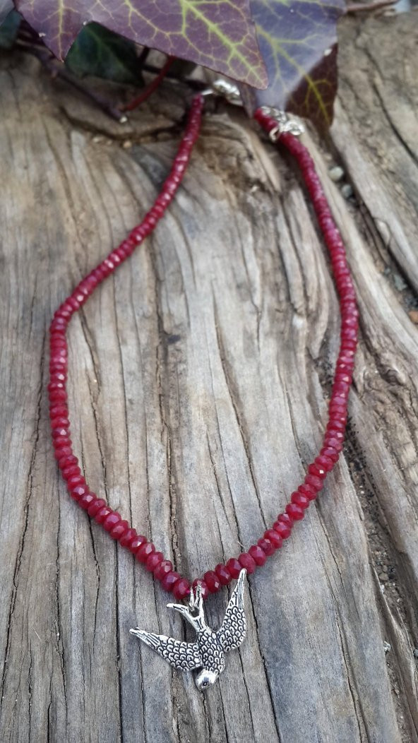 STONEAGE Bayan Kolye Doğal Taş Bordo Vişne Rengi Jade Kırlangıç Figürlü Modern ürün görseli