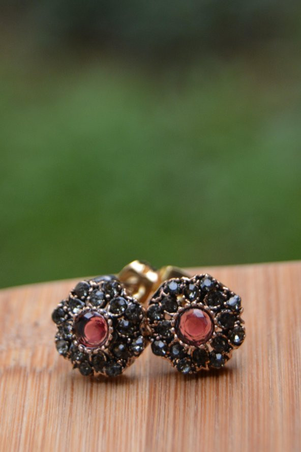 STONEAGE Kök Yakut Taşlı Çivili Otantik Bayan Küpe