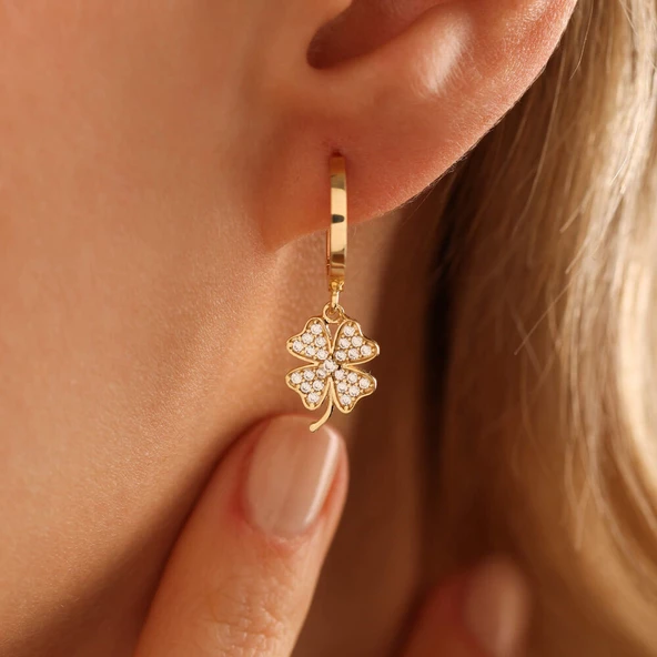 Sallantılı Altın Yonca Küpe Kalp Form - Resim 3