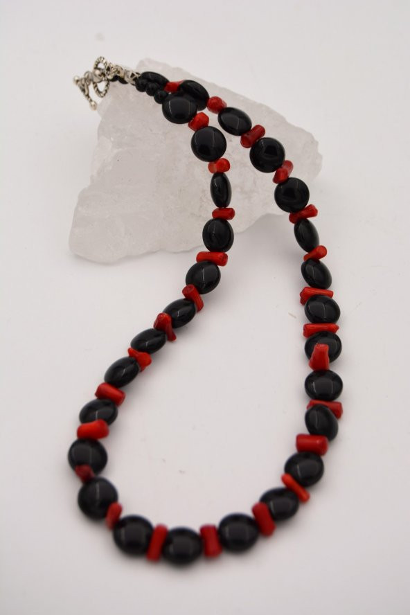 STONEAGE Orijinal Oniks ve Mercan Taşlı T Kilitli Şifa Kolyesi ürün görseli