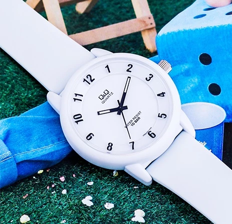 Q&Q VR52J003Y Su Geçirmez Silikon Kordonlu Unisex Kol Saati