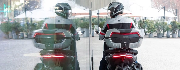 Givi V58N MOTOSİKLET ARKA ÇANTA AÇIK GRİ 58LT - Resim 4