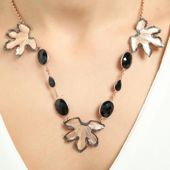 925 Ayar Gümüş Garnet Taşlı Yaprak Kolye ürün görseli