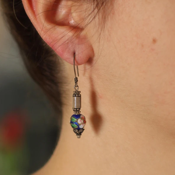 925 Ayar Gümüş Çiçek Desenli Mineli Top Telkari Küpe - Resim 4