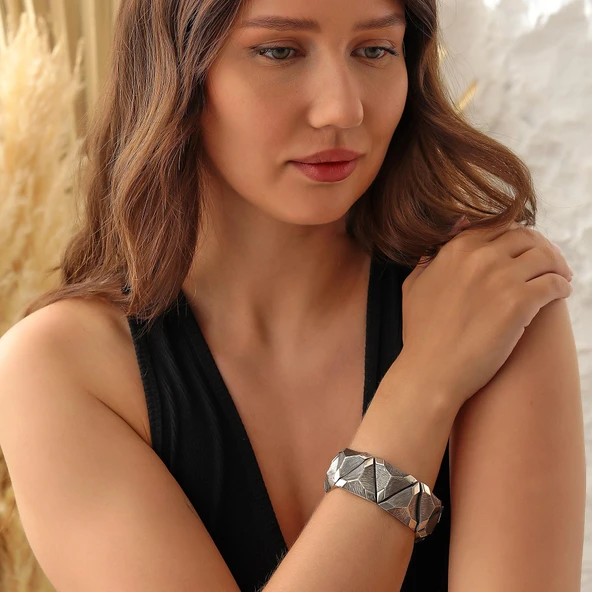 925 Ayar Gümüş Çizgili Üçgen Paftalı Bileklik - Resim 5