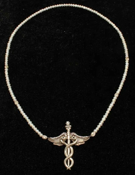 925 ayar Gümüş Tıp Fakültesi Amblemli İnci Kolye ürün görseli