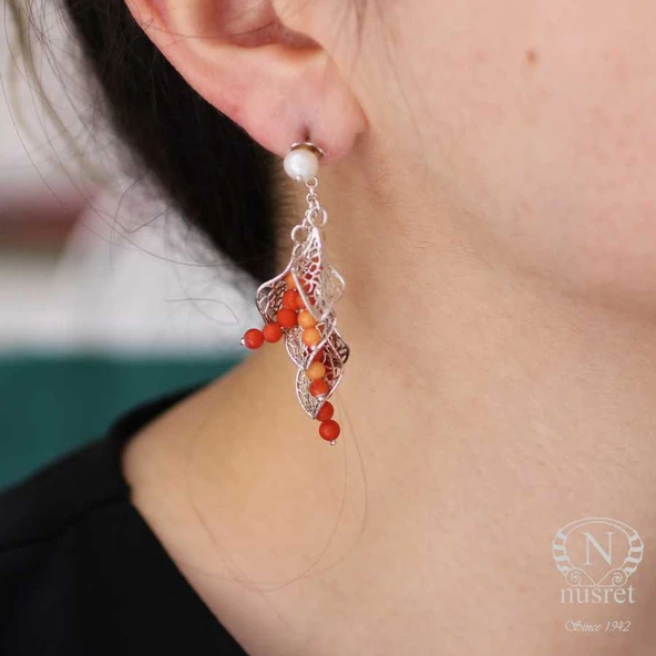 925 Ayar Gümüş İnci ve Mercan Taşlı Yaprak Motifli Küpe - Resim 2