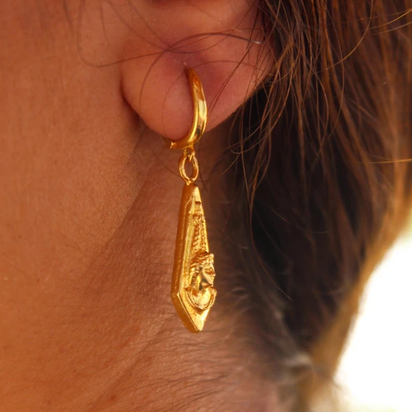 925 Ayar Gümüş Sarkaç Bayan Figürlü Madalyon Küpe ürün görseli 1