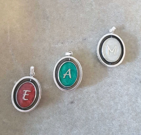 925 Ayar Gümüş Çift Taraflı Yeşil Mineli Harf Kolye - Resim 5