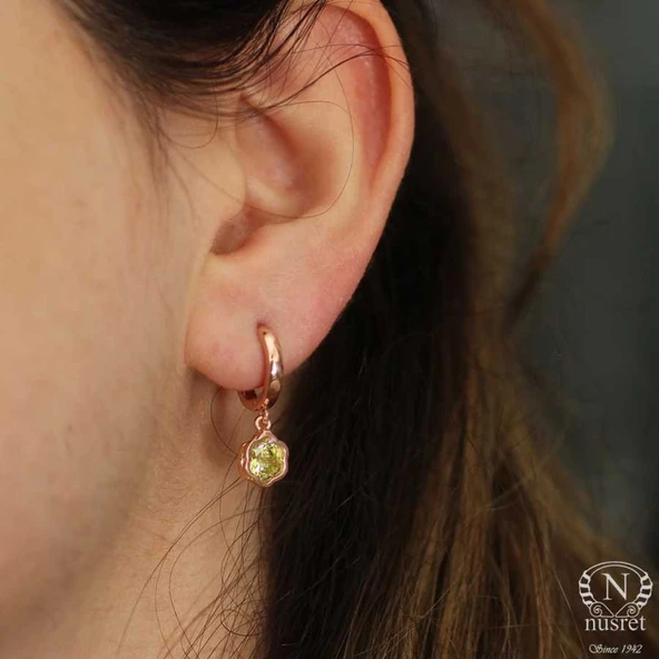 925 Ayar Gümüş Peridot Taşlı Çiçekli Küpe ürün görseli 1