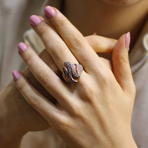 925 Ayar Rose Gümüş Zikzak Motifli Taşlı Yüzük ürün görseli 1