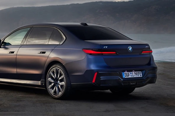 DK Tuning Yeni i7 Bagaj Gri Kırmızı ABS Yazı Logo Bmw İle Uyumlu - Resim 3