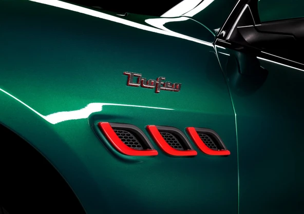 DK Tuning Maserati Trofeo Çamurluk Siyah Kırmızı Yazı Logo Amblem - Resim 2