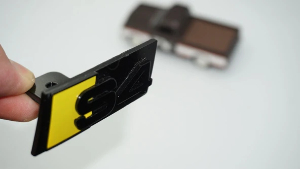 DK Tuning S4 Siyah Sarı Ön Panjur Logo Arma Audi İle Uyumlu ürün görseli 1