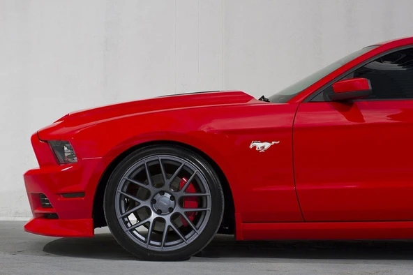 DK Ford Mustang Shelby GT Koşan At Çamurluk Yanı Gri Logo Arma - 3