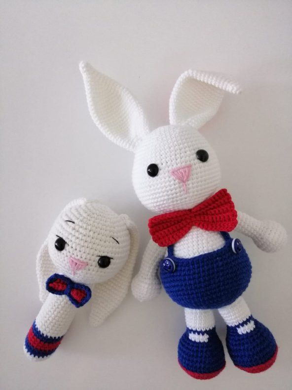Salopetli Tavşan Uyku Arkadaşı ve Çıngırak Amigurumi Organik Oyun ürün görseli 1