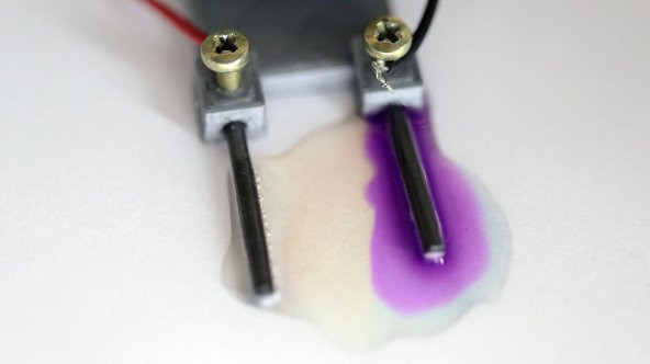 Bir Pil Tutucu İle Elektroliz Su Birikintisi Plastik Aparat - 2