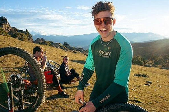 Oakley Encoder Strike Vented Bisiklet Güneş Gözlüğü Matte Black Prizm Road - Resim 5