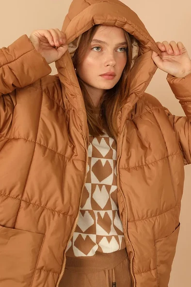 Astarlı Kapitone Kumaşlı ve Kapüşonlu Uzun Kollu Oversize/Bol Kadın Mont Taba - 4