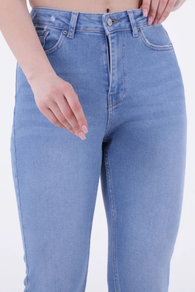 Paçaları Dikişsiz ve Yüksek Belli Cepli Astarsız Kadın Kot Pantolon Mom Fit Jean Açık Mavi Denim - 2