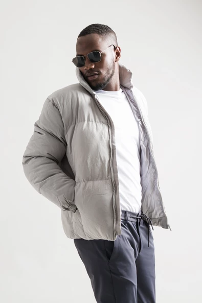 Regular Fit Dik Yaka Fermuar Kapamalı Kolları Lastikli Spor Şişme Mont - Resim 4