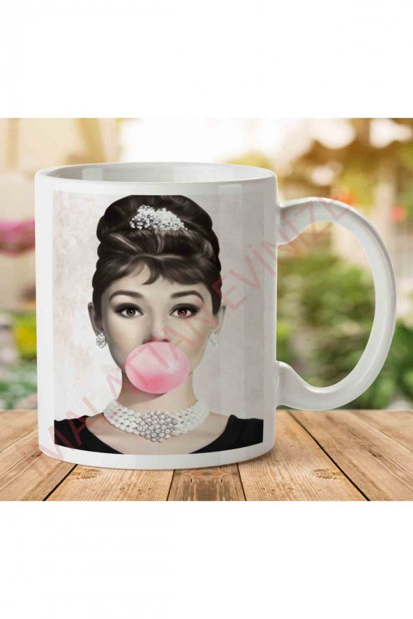 Audrey Hepburn Pembe Sakız İki Tarafı Baskılı Kupa Bardak